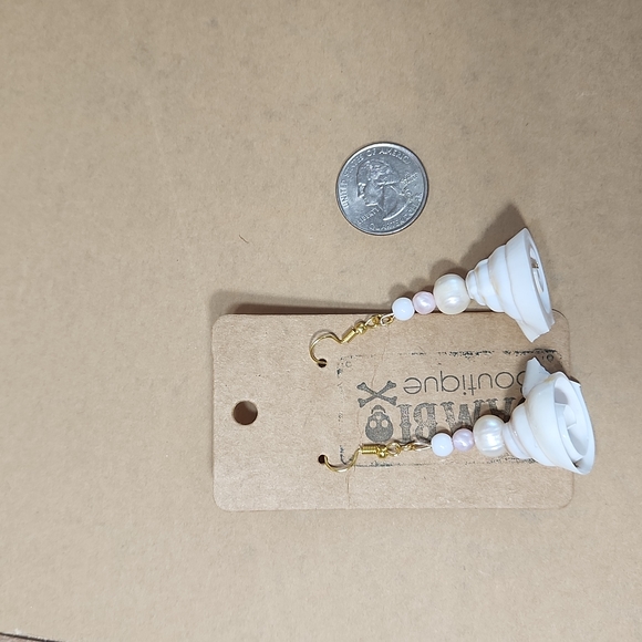 5/$25🌴Handmade Faux Pearl Mermaid Vibes Earrings - Picture 3 of 3